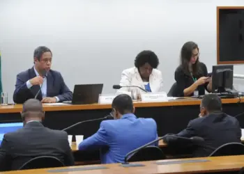 PEC da Igualdade Racial levanta debate sobre repasses a ONGs e riscos de aparelhamento político