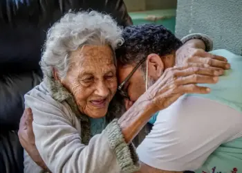 Redação do Enem 2025 aborda as perspectivas para o envelhecimento