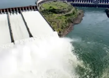 Itaipu volta a abrir vertedouro após quase dois anos