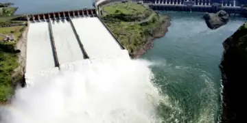 Itaipu volta a abrir vertedouro após quase dois anos