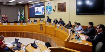 Câmara de Foz aprova emendas ao Orçamento de 2026 e define remanejamento em 8%