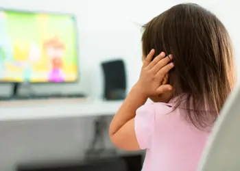 Câmara analisa diretrizes para inclusão de estudantes com TEA e sensibilidade auditiva