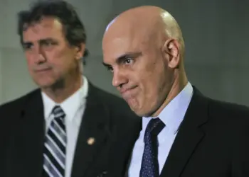 Oposição articula impeachment de Moraes por suspeita ligada ao Banco Master