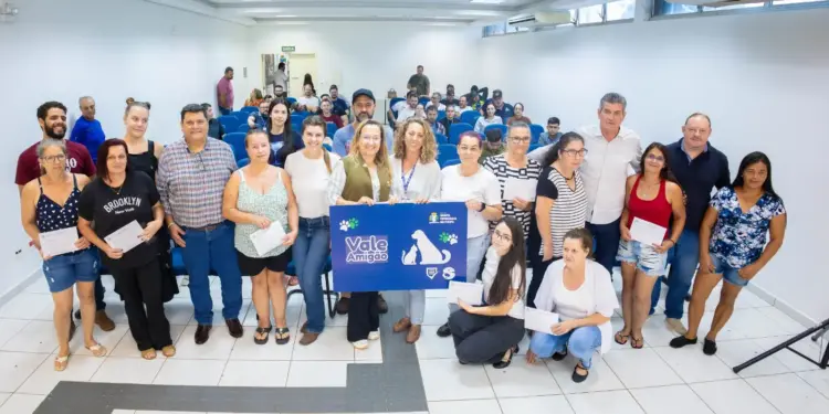 Prefeitura de Santa Terezinha de Itaipu entrega Vale Amigão e amplia banco de ração