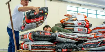 Prefeitura de Foz do Iguaçu garante ração trimestral a protetores de cães e gatos cadastrados