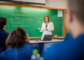 UEM abre concurso com 73 vagas para professor efetivo em 65 áreas