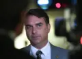 Flávio Bolsonaro lidera cenário de 2º turno contra Lula, aponta pesquisa Apex/Futura