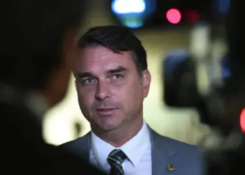 Flávio Bolsonaro lidera cenário de 2º turno contra Lula, aponta pesquisa Apex/Futura