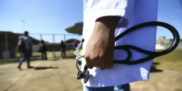 Um terço dos cursos de Medicina do Brasil recebe avaliação insatisfatória no Enamed 2025