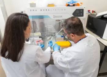 Tecpar e UFPR firmam parceria para aprimorar produção de vacina antirrábica veterinária no Paraná