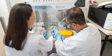 Tecpar e UFPR firmam parceria para aprimorar produção de vacina antirrábica veterinária no Paraná