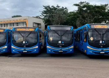 Viação Santa Clara entrega cinco ônibus climatizados ao Foztrans