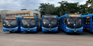 Viação Santa Clara entrega cinco ônibus climatizados ao Foztrans