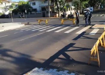 Montagem do FozFolia 2026 altera trânsito na região da Praça da Paz