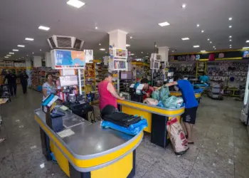 Comércio do Paraná cresce 2,8% em 2025 e supera média nacional