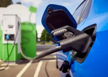 Câmara torna obrigatória recarga de veículos elétricos em shoppings