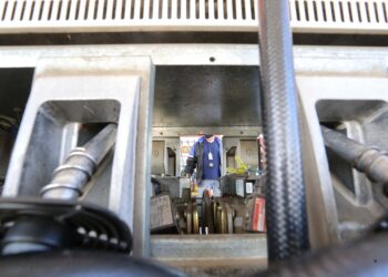 Paraná reduz imposto do diesel para conter alta de preços