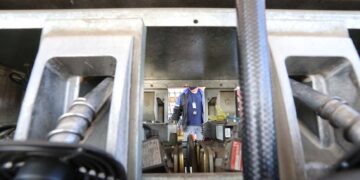 Paraná reduz imposto do diesel para conter alta de preços