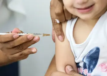 Paraná reforça vacinação contra sarampo após caso importado e aumento de registros nas Américas