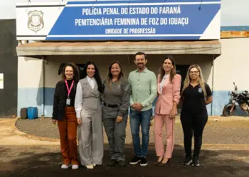 Secretarias reforçam parceria com a Penitenciária Feminina para produção de fraldas geriátricas em Foz do Iguaçu