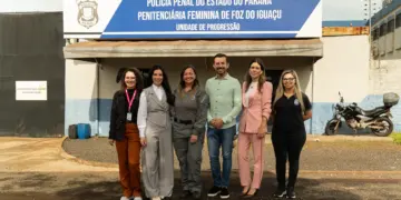 Secretarias reforçam parceria com a Penitenciária Feminina para produção de fraldas geriátricas em Foz do Iguaçu