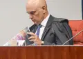Moraes manda investigar Flávio Bolsonaro por post que atribui crimes a Lula