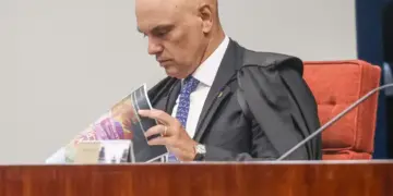 Moraes manda investigar Flávio Bolsonaro por post que atribui crimes a Lula
