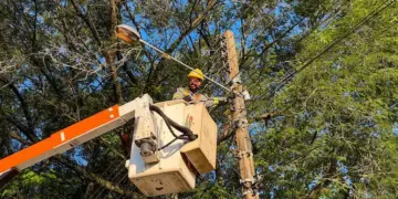 Mais de 770 pontos de iluminação pública de Foz do Iguaçu recebem manutenção em uma semana