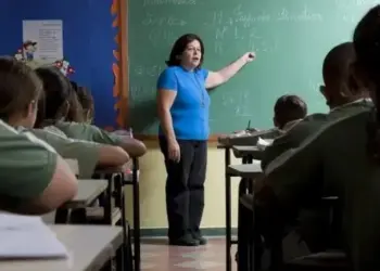 Levantamento do TCE-PR aponta demora superior a 25 anos para professores atingirem topo da carreira no Paraná