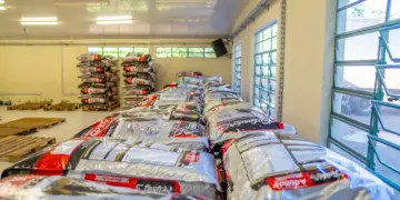 Foz inicia entrega de 29,5 toneladas de ração para protetores e ONGs