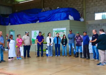 Comunidade participa de ação ambiental e conhece processo de compostagem na UVRO