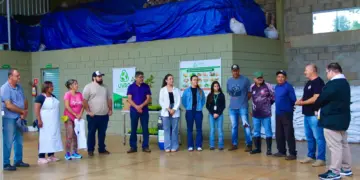 Comunidade participa de ação ambiental e conhece processo de compostagem na UVRO