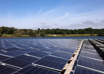 Usina de Itaipu testa geração solar sobre reservatório e avalia expansão energética futura
