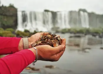383 kg de moedas lançadas por visitantes são retirados das Cataratas do Iguaçu