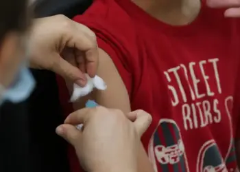 Vacinação nas escolas segue até dia 30 e meta é imunizar 27 milhões