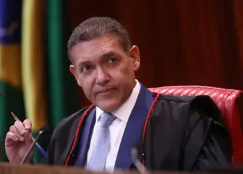 Nunes Marques toma posse na presidência do TSE e vai comandar eleições