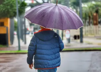 Frente chuvosa mantém tempo instável no Paraná e frio mais intenso chega na próxima semana
