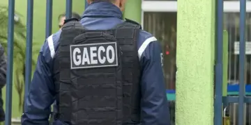 Operação investiga ex-prefeito e assessor da Casa Civil por suspeita de crimes financeiros