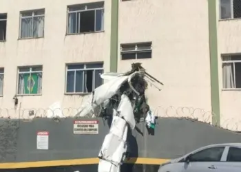 Avião de bimotor cai e bate em prédio em Belo Horizonte