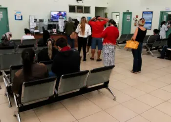 Câmara de Foz mantém veto a projeto que previa divulgação diária do tempo de espera na saúde