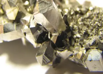 Brasil tem “vazio estratégico” em minerais críticos, diz especialista