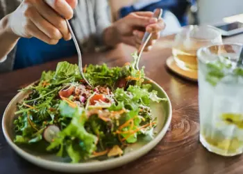 Projeto de lei permite entrada com alimentos próprios em locais de acesso público para pessoas com restrições alimentares