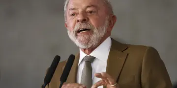 Lula anuncia fim da taxa das blusinhas a meses da eleição