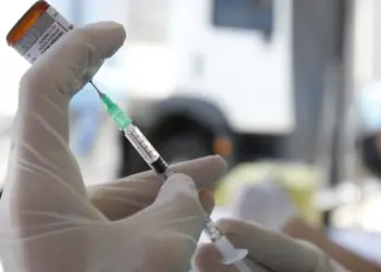 Sarampo: infectologista alerta sobre vacinação em viagens para a Copa