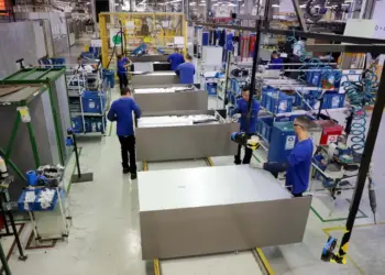 A produção industrial do Paraná cresce acima da média nacional em abril de 2026