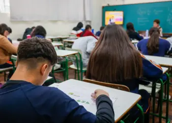 Paraná lidera frequência escolar no ensino médio e alcança topo nacional