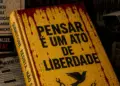 Ao lado do "Livro Amarelo"