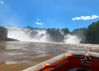 Passeio do Macuco Safari é suspenso após acidente com morte de turista nas Cataratas do Iguaçu