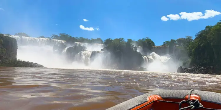 Passeio do Macuco Safari é suspenso após acidente com morte de turista nas Cataratas do Iguaçu