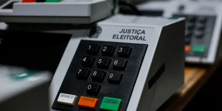 Eleitores podem solicitar transferência temporária para votar em outro local a partir desta segunda-feira
